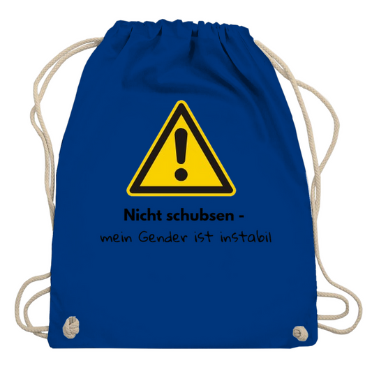 Gymbag mit großem gelben Warnzeichen mit Text „Nicht schubsen – mein Gender ist instabil“ auf dem Rücken