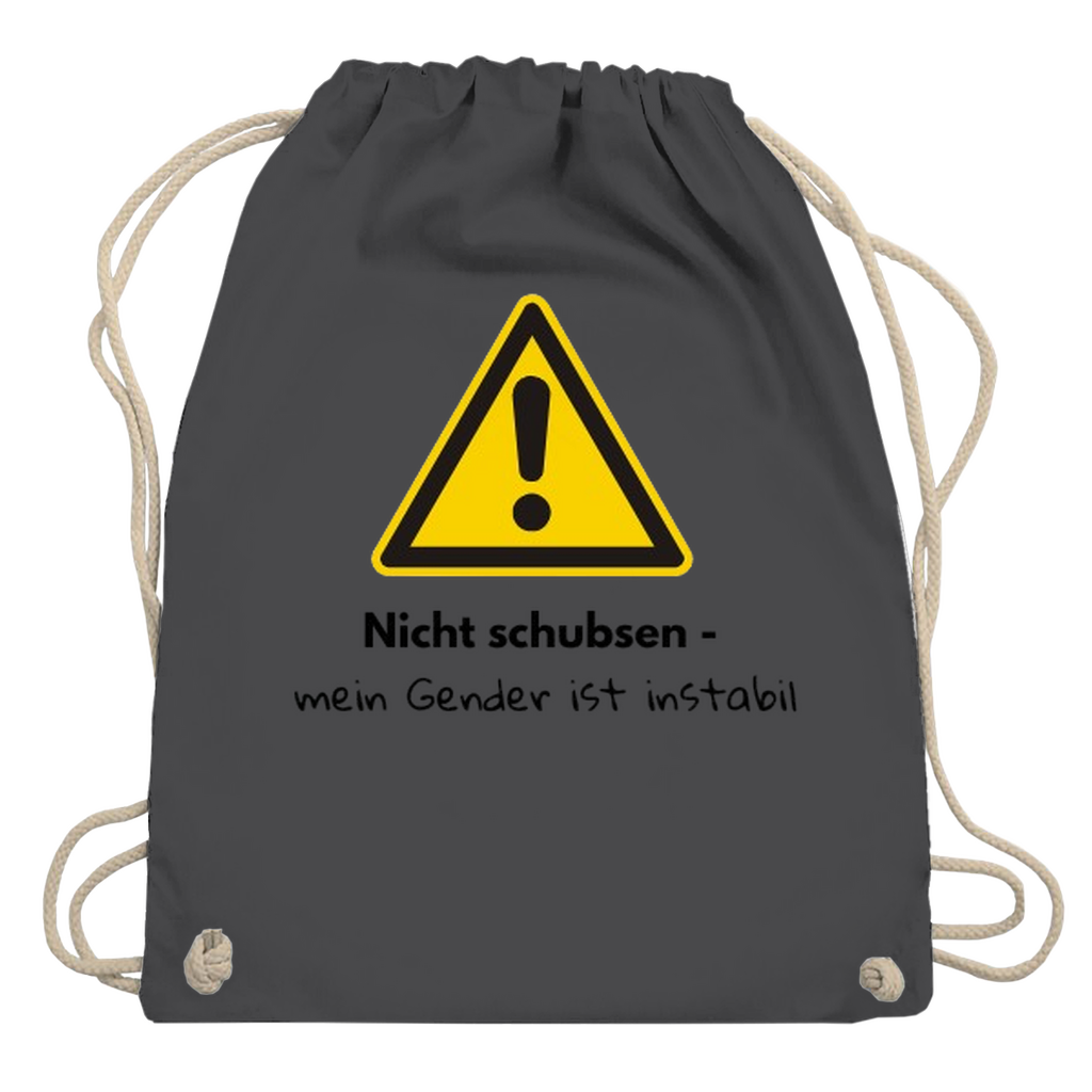 Gymbag mit großem gelben Warnzeichen mit Text „Nicht schubsen – mein Gender ist instabil“ auf dem Rücken