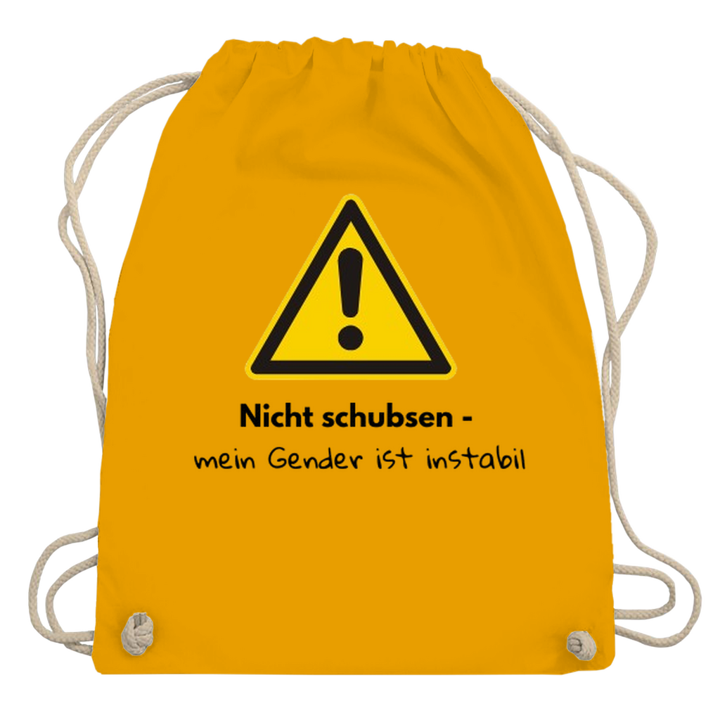 Gymbag mit großem gelben Warnzeichen mit Text „Nicht schubsen – mein Gender ist instabil“ auf dem Rücken
